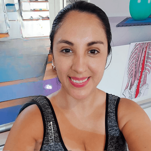 Carla Elena profesora de Flowing Pilates una disciplina que modela el cuerpo